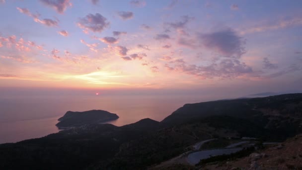Панорамою заходу сонця Assos півострова (Греція, Kefalonia). — стокове відео