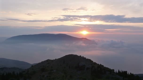 Sunrise nyári hegyvidéki táj (Kefalonia, Görögország). — Stock videók