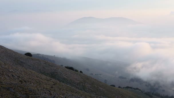 Sabah yaz dağ bulutlu manzara (Kefalonia, Yunanistan). — Stok video