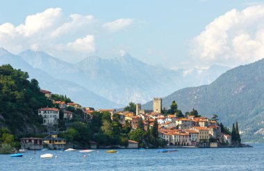 Como Gölü (İtalya) shore görünümü.