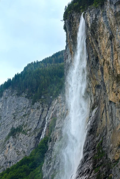 Cachoeira na montanha de verão — Fotografia de Stock