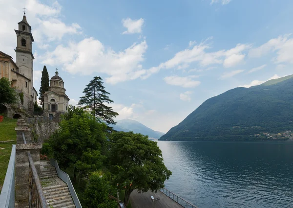 Como Gölü (İtalya) shore görünümü. — Stok fotoğraf