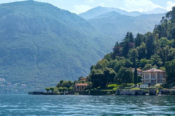 Lago de Como (Itália) vista para a costa . — Fotografia de Stock