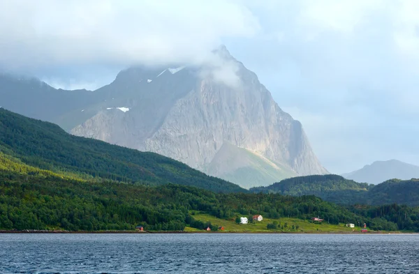 Fiordo estate vista nuvolosa (Norvegia ) — Foto Stock