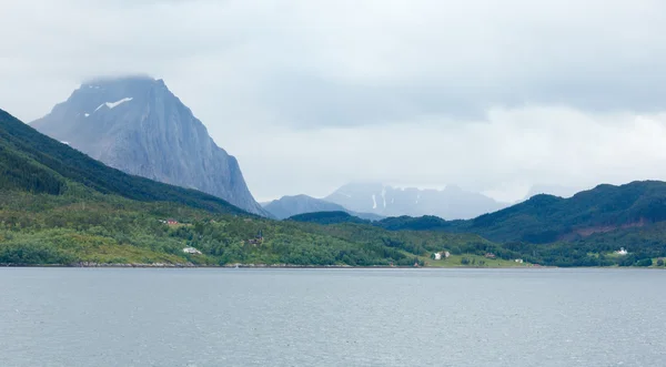 Fjord nyári felhős view (Norvégia) — Stock Fotó
