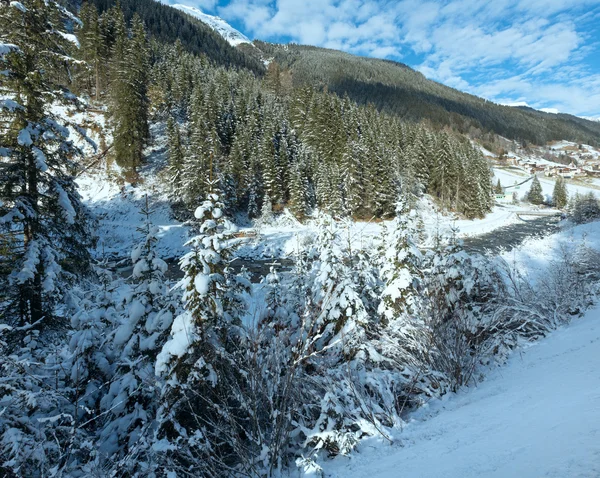 Winter rivier met besneeuwde bomen. — Stockfoto
