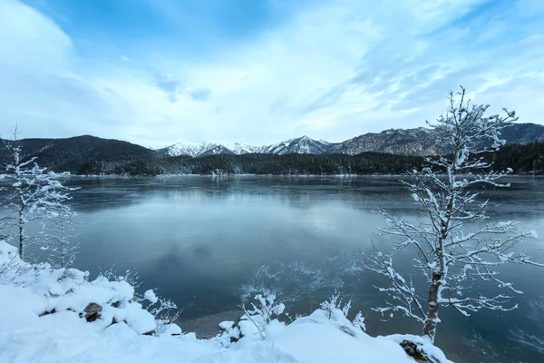 Widok zima jezioro Eibsee. — Zdjęcie stockowe