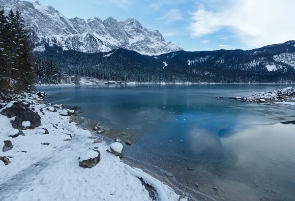 Widok zima jezioro Eibsee. — Zdjęcie stockowe