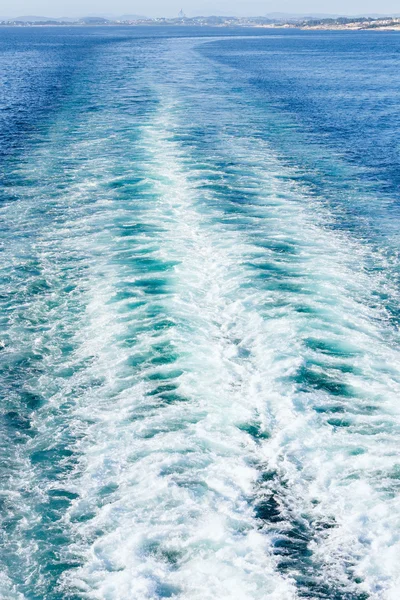 海の水のフェリーのトレース. — ストック写真