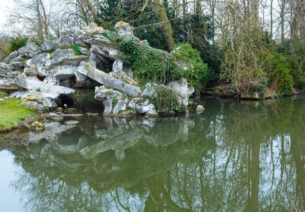 Spring park with pond. — Stock Photo, Image