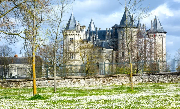 Saumur hrad na Loire řeky (Francie) jarní pohled. — Stock fotografie