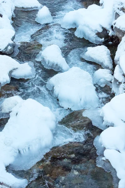 Ruscello invernale con neve (primo piano ) — Foto Stock