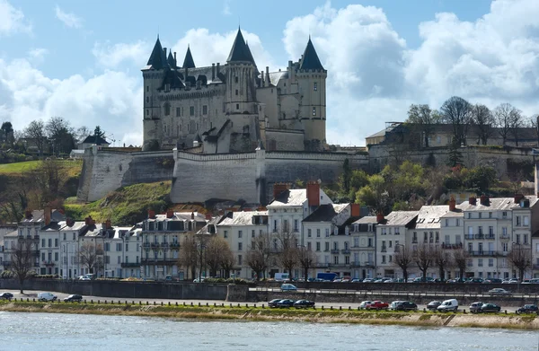 Saumur slott på Loire (Frankrike) våren flodutsikt. — Stockfoto