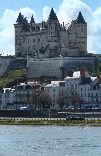 Saumur kasteel op lente uitzicht op de Loire rivier (Frankrijk). — Stockfoto