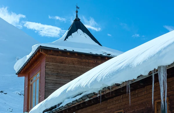 Деревянный дом в зимней горе . — стоковое фото