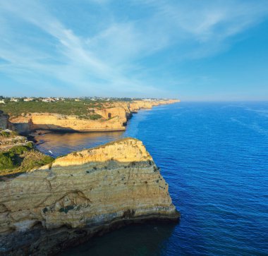 Carvoeiro town (Lagoa, Algarve, Portekiz yakınındaki yaz Atlantik Okyanusu kayalık sahil şeridi).