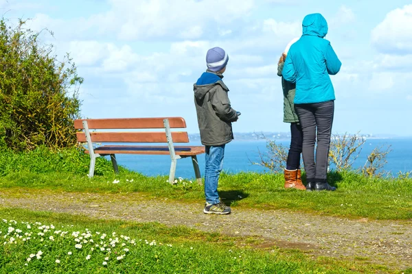 Familjen på våren Atlanten seglar utmed kusten (Frankrike) — Stockfoto