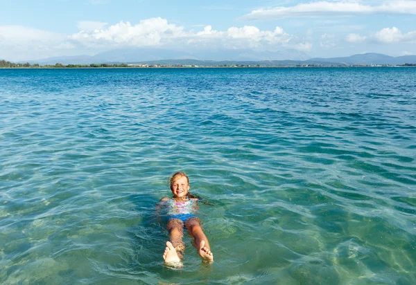 Щаслива дівчина в морі — стокове фото