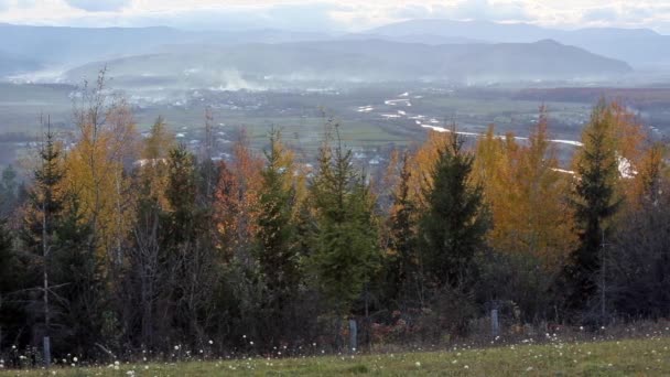 Panorama de la plaine pré-montagne d'automne 