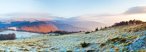 Höstens dimmiga morgon berg kulle — Stockfoto