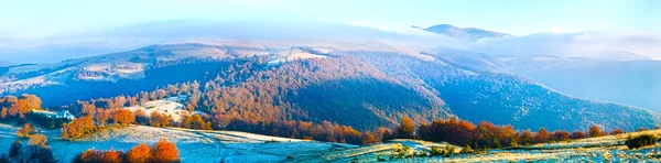 Осенняя туманная утренняя панорама гор — стоковое фото