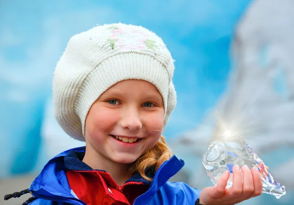 Mädchen mit Eisstück nahe Nigardsbreen-Gletscher (Norwegen)) — Stockfoto