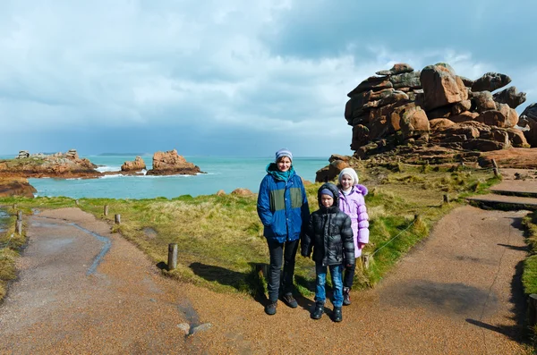 Familia en la costa de Ploumanach (Bretaña, Francia ) —  Fotos de Stock