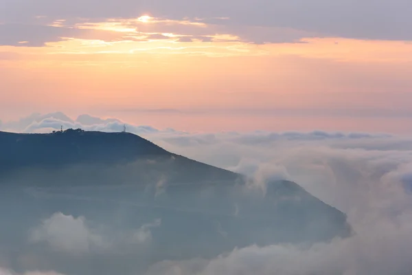 Zonsopgang in de bergen. — Stockfoto