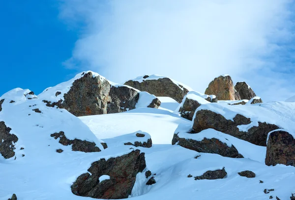 Mañana invierno colina rocosa  . — Foto de Stock