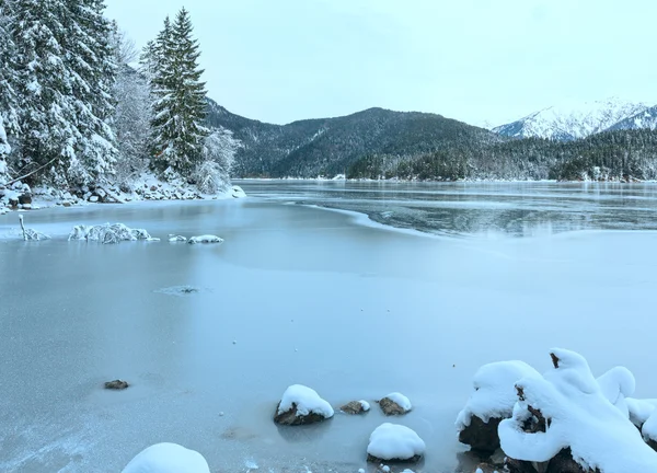 Взимку видом на озеро Eibsee. — стокове фото