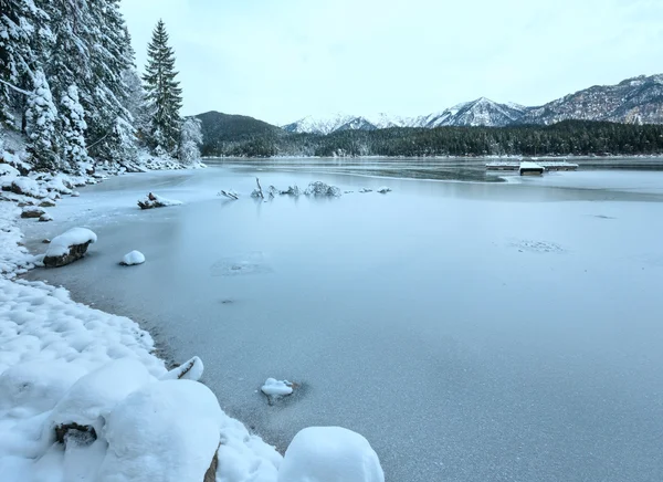 Взимку видом на озеро Eibsee. — стокове фото