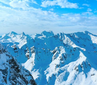 Sahne--dan kabin teleferik karlı yamaçları (Tyrol, Avusturya).