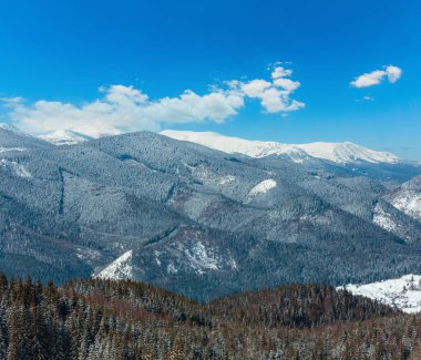 Güzel kış dağ görüntülemek Skupova dağ yamacı, Ukrayna, Chornohora sırtı ve Pip Ivan dağın tepesinde bulutların, Karpat görünümüne üzerinden.