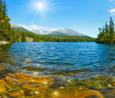 Göl Strbske Pleso (Slovakya) bahar bakış.