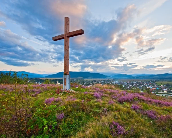 Summer evening country view with wooden cross — Stock Photo, Image
