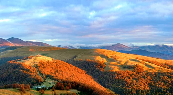 Sonbahar akşam Dağı Yaylası peyzaj — Stok fotoğraf