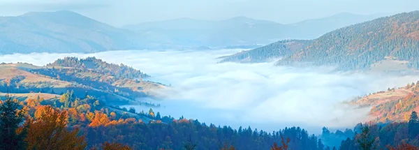 秋雾的早晨山全景 — 图库照片