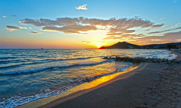 Wschód słońca na plaży (alykes, zakynthos, Grecja) — Zdjęcie stockowe