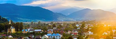 Yaz gün batımı ülke panorama güneş fişekleri ile.