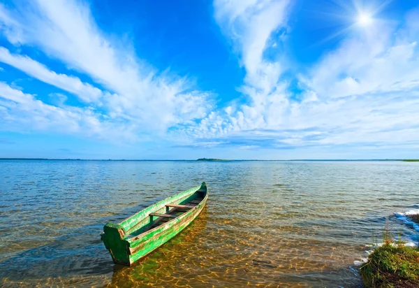 Boot op zomer meer bank — Stockfoto