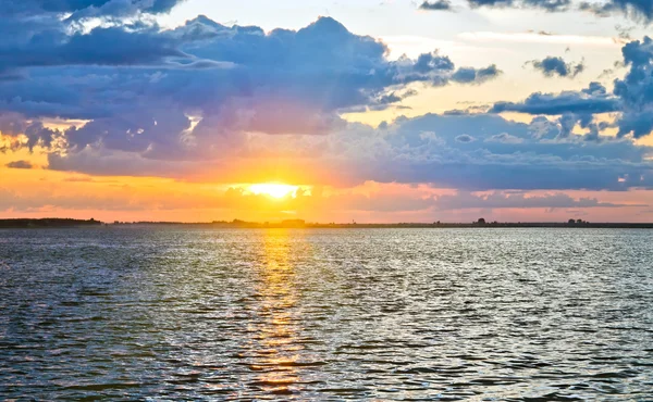 Під час заходу сонця видом на озеро — стокове фото