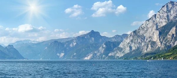 Панорама летнего озера Траунзее (Австрия) ). — стоковое фото