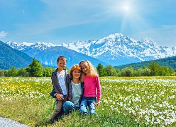 Estate tarassaco prato e famiglia (Italia ). — Foto Stock