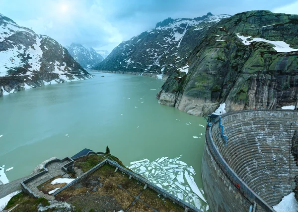 A paisagem de verão de Grimsel Pass com lago (Suíça ). — Fotografia de Stock