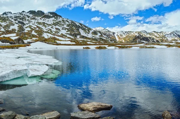 Alpes vista lago de montaña —  Fotos de Stock