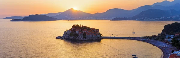 Sunset e Sveti Stefan ilhota do mar (Montenegro ) — Fotografia de Stock