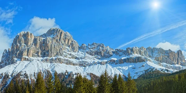 Winter felsiges Bergpanorama (große Dolomitenstraße). — Stockfoto