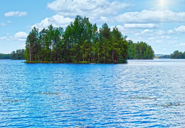 Lago Rutajarvi vista de verão (Finlândia ). — Fotografia de Stock