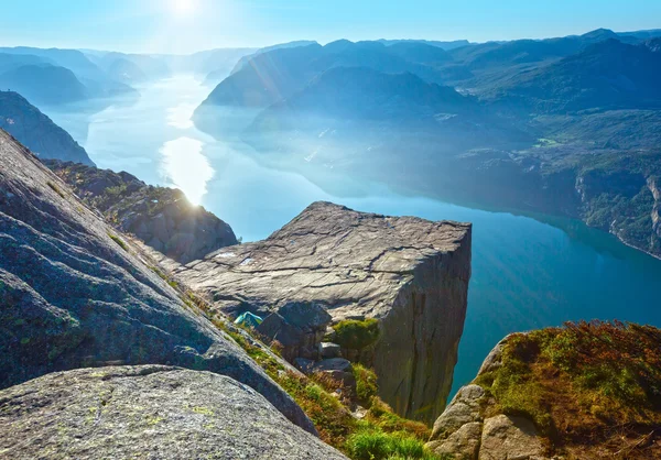 Preikestolen massive Klippe Gipfel (Norwegen) — Stockfoto