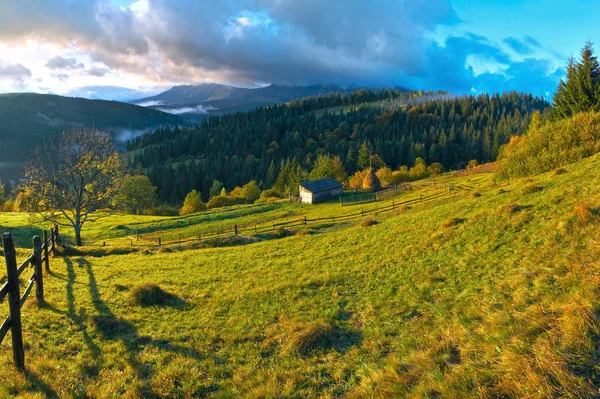 Amanhecer na montanha — Fotografia de Stock